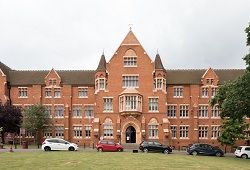 La Escuela en Jóvenes en Londres en familia con monitor