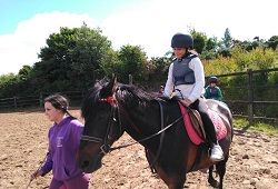 Precio en JÓVENES EN WATERFORD (IRLANDA) con monitor