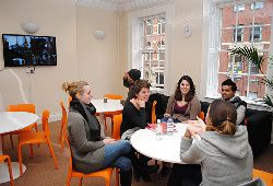 CARACTERÍSTICAS en LEEDS