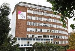 La Escuela en Jóvenes en Londres (Inglaterra) en residencia con monitor