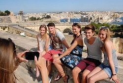 Monitores en Jóvenes en St.Julians Malta sin monitor